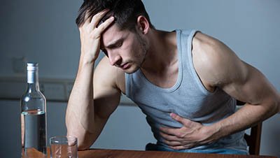 Мужчина держится за живот